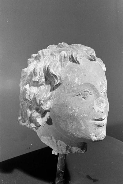 Statue en pierre de Courville, fragment : tête d'ange, de trois quarts droit