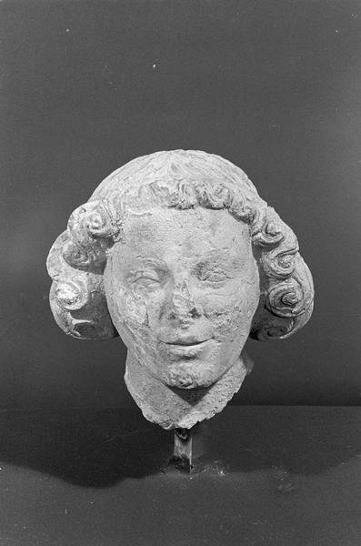 Statue en pierre de Courville, fragment : tête d'ange, de face