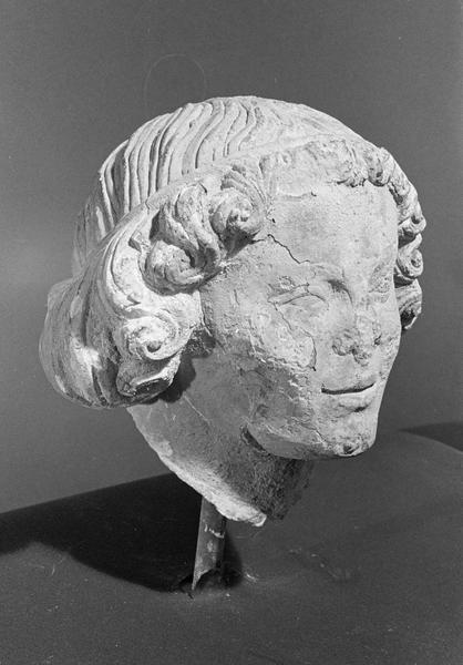 Statue en pierre de Courville, fragment : tête d'ange, de trois quarts droit