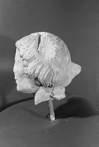 Statue en pierre de Courville, fragment : tête d'ange, profil gauche