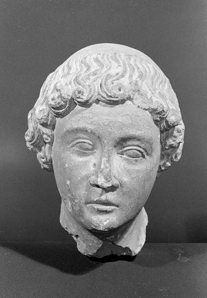 Statue en pierre de Courville, fragment : tête de jeune homme avec tonsure, de face