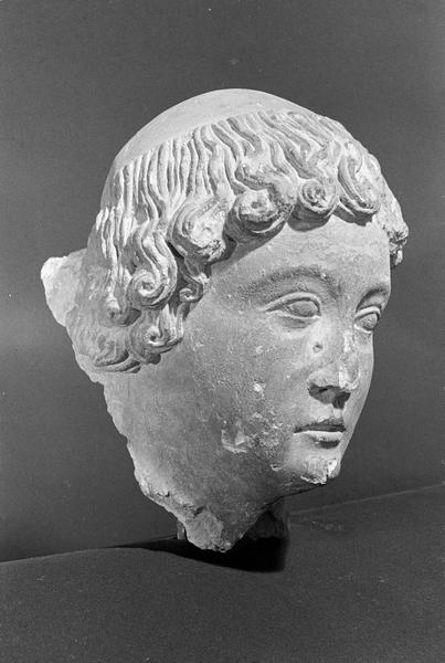 Statue en pierre de Courville, fragment : tête de jeune homme avec tonsure, de trois quarts droit