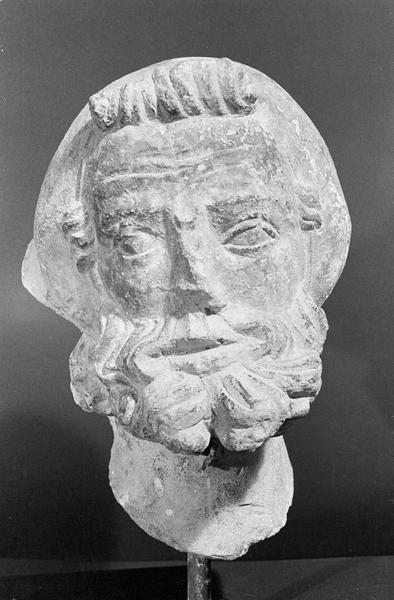 Statue en pierre de Courville, fragment : tête d'homme barbu coiffé, de face