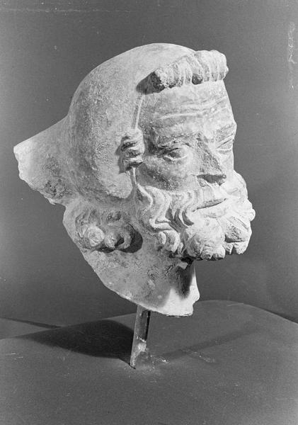 Statue en pierre de Courville, fragment : tête d'homme barbu coiffé, de trois quarts droit