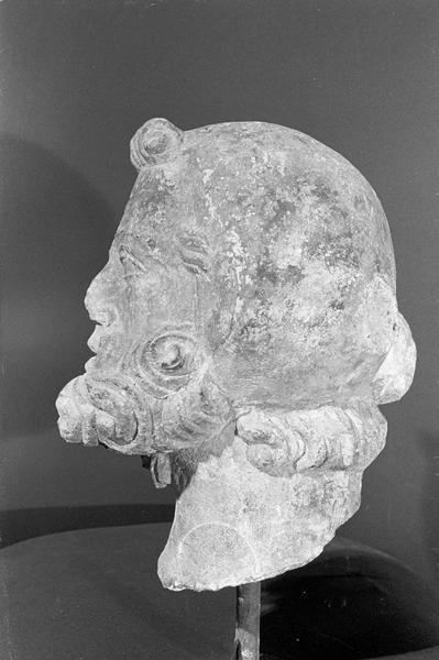 Statue en pierre de Courville, fragment : tête d'homme barbu coiffé, profil gauche