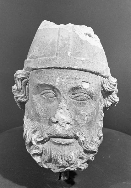 Statue en pierre de Courville, fragment : tête d'évêque barbu, de face