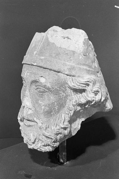 Statue en pierre de Courville, fragment : tête d'évêque barbu, de trois quarts gauche