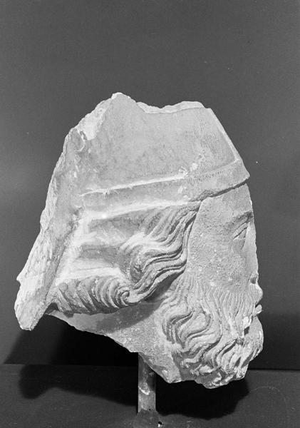 Statue en pierre de Courville, fragment : tête d'évêque barbu, profil droit