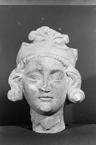 Statue en pierre de Romain, fragment : tête de roi imberbe, de face