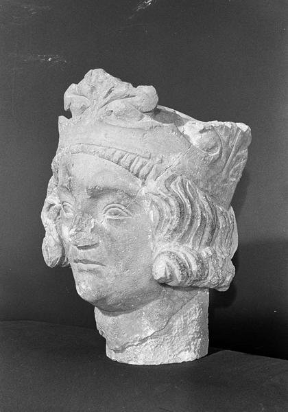 Statue en pierre de Romain, fragment : tête de roi imberbe, de trois quarts gauche