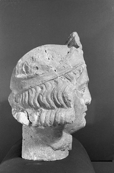 Statue en pierre de Romain, fragment : tête de roi imberbe, profil droit