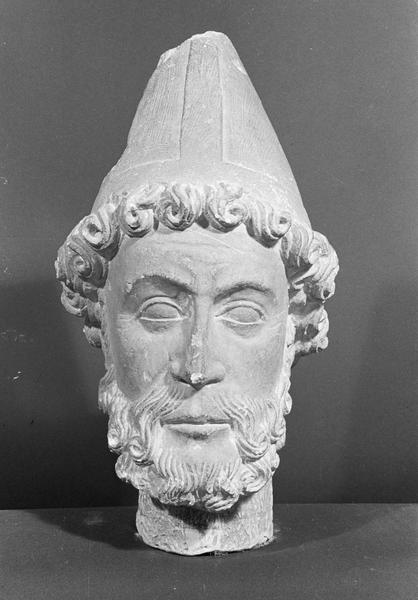 Statue, fragment : tête d'évêque barbu, de face