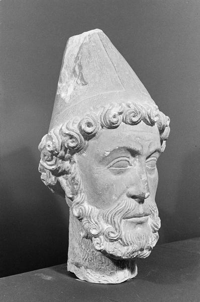 Statue, fragment : tête d'évêque barbu, de trois quarts droit