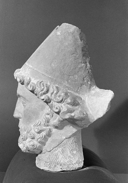 Statue, fragment : tête d'évêque barbu, profil gauche