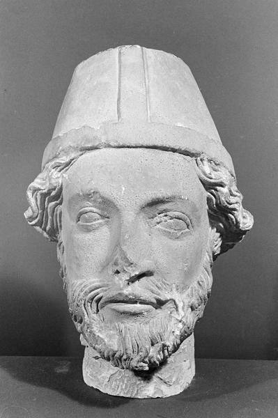 Statue en pierre de Courville, fragment : tête d'évêque barbu, de face