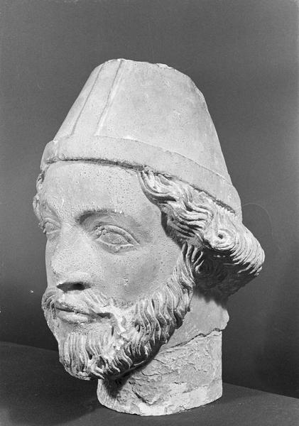 Statue en pierre de Courville, fragment : tête d'évêque barbu, de trois quarts gauche