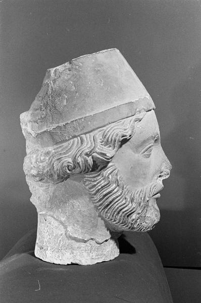 Statue en pierre de Courville, fragment : tête d'évêque barbu, profil droit