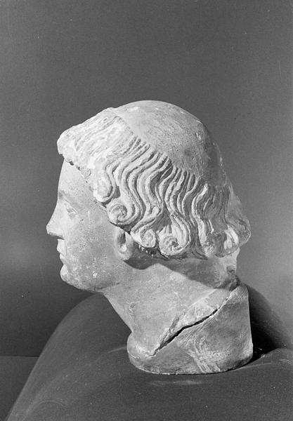 Statue en pierre de Saint-Maximin, fragment : tête de jeune homme avec tonsure, profil gauche