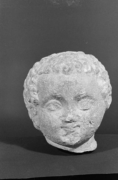 Statue en pierre de Saint-Maximin, fragment : tête d'enfant, de face