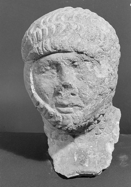 Statue en pierre de Courville, fragment : tête de chevalier portant une cotte de mailles, de face