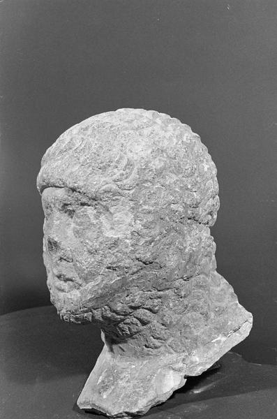 Statue en pierre de Courville, fragment : tête de chevalier portant une cotte de mailles, de trois quarts gauche