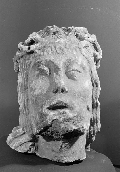 Statue, fragment : tête de Christ couronné d'épines, de face