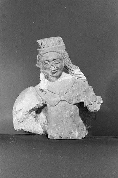 Statue en pierre de Courville, fragment : buste de femme couronnée, de face