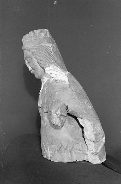 Statue en pierre de Courville, fragment : buste de femme couronnée, profil gauche