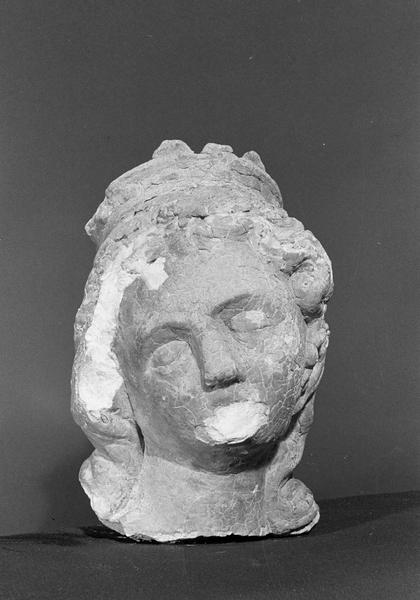 Statue en pierre de Courville, fragment : tête de femme couronnée, de face