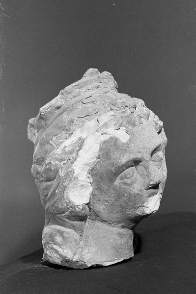 Statue en pierre de Courville, fragment : tête de femme couronnée, de trois quarts droit