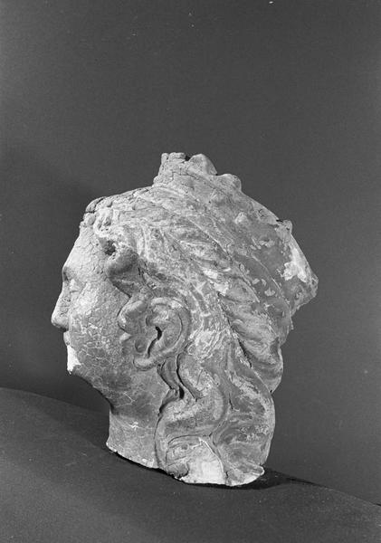 Statue en pierre de Courville, fragment : tête de femme couronnée, profil gauche