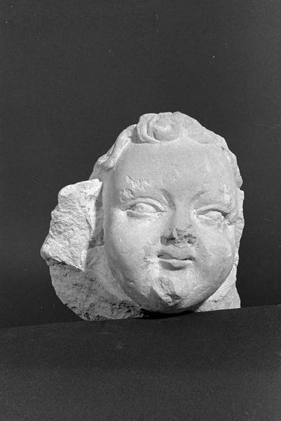 Statue en pierre de Courville, fragment : tête d'angelot, de face