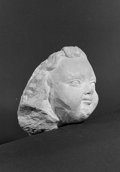 Statue en pierre de Courville, fragment : tête d'angelot, de trois quarts droit