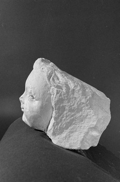 Statue en pierre de Courville, fragment : tête d'angelot, profil gauche