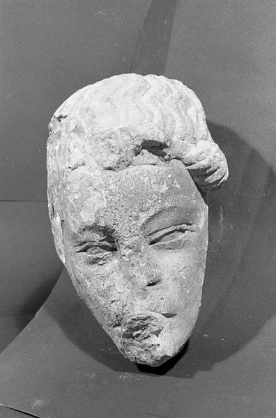 Statue en pierre de Romain, fragment : tête d'ange, de face