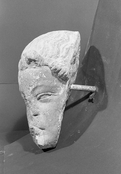 Statue en pierre de Romain, fragment : tête d'ange, de trois quarts gauche