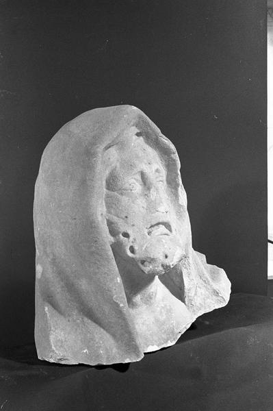 Statue en marbre blanc, fragment : tête de vieillard portant un capuchon, de trois quarts droit