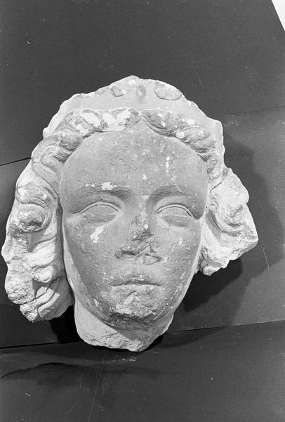 Statue en pierre de Courville, fragment : tête de reine (supposé), de face