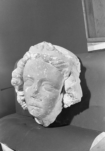 Statue en pierre de Courville, fragment : tête de reine (supposé), de trois quarts gauche