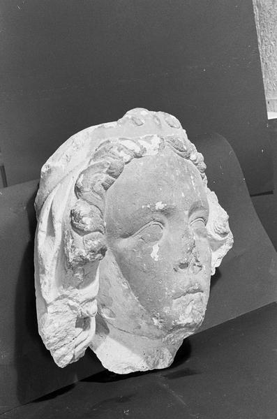 Statue en pierre de Courville, fragment : tête de reine (supposé), de trois quarts droit