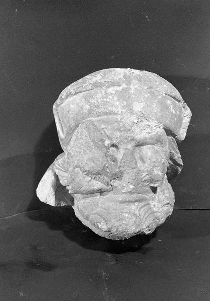 Statue en pierre de Courville, fragment : tête d'homme borgne (supposé), de face