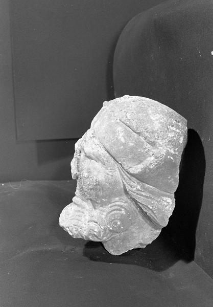 Statue en pierre de Courville, fragment : tête d'homme borgne (supposé), profil gauche