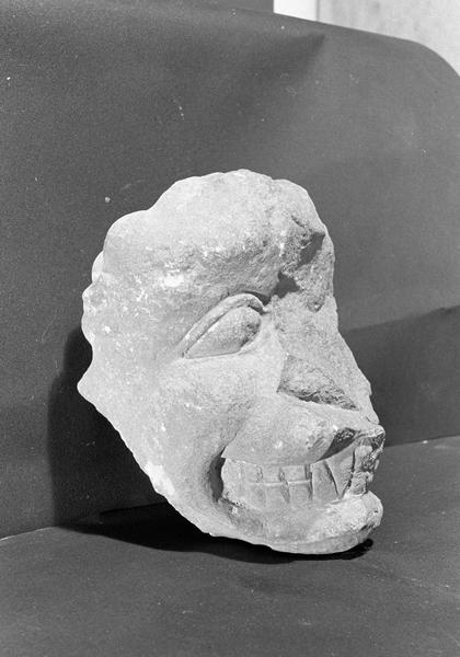 Statue en pierre de Courville, fragment : tête de diable (supposé), de trois quarts droit