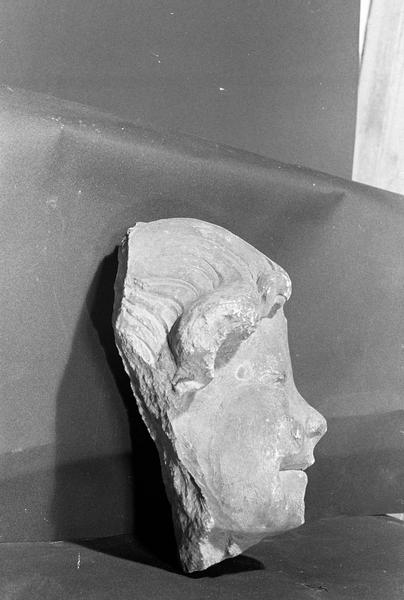 Statue en pierre de Courville, fragment : tête d'angelot, profil droit