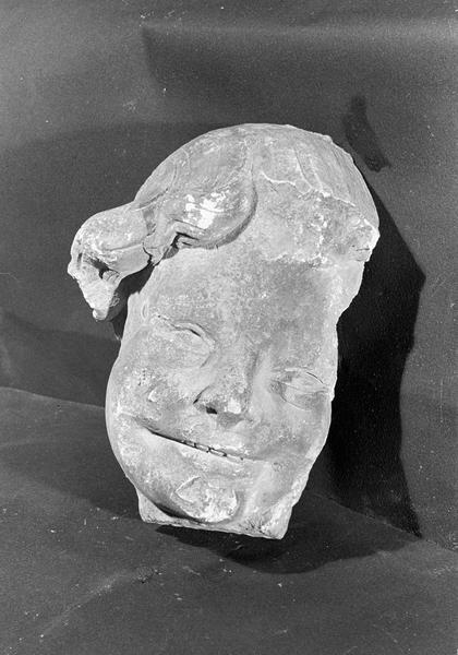 Statue en pierre de Courville, fragment : tête d'angelot, de face