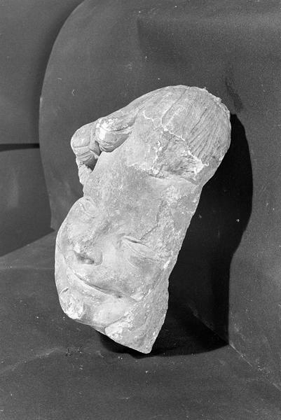 Statue en pierre de Courville, fragment : tête d'angelot, de trois quarts gauche