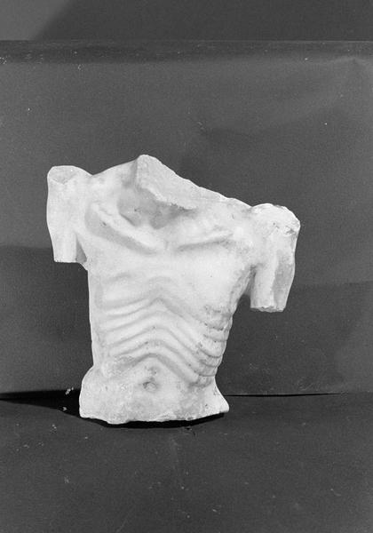 Statue en marbre blanc, fragment : torse d'homme décharné, de face