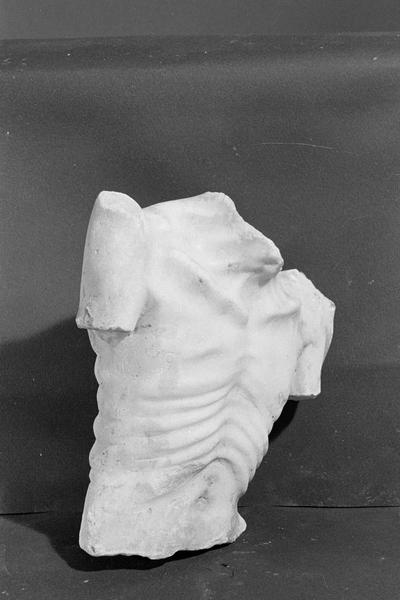 Statue en marbre blanc, fragment : torse d'homme décharné, de trois quarts droit