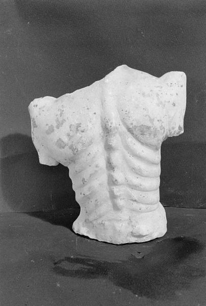 Statue en marbre blanc, fragment : torse d'homme décharné, de dos