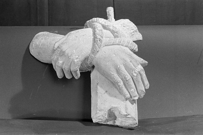 Statue en pierre de Courville, fragment : mains liées par une corde, de face